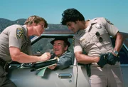 Officer Jon Baker (Larry Wilcox, l.) und Officer Francis 'Ponch' Poncherello (Erik Estrada, r.)