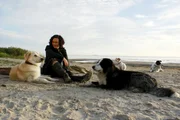 Maika Maja mit ihren Hunden Raida, Mitja, Tinka und Frieda am Strand.