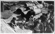 Kinder spielen an Bord eines Schiffes