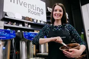 Inside Hotel Chocolat (1)
Chocolatier Kiri Kalenko präsentiert ihre neueste Kreation.
SRF/BBC