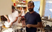Protagonist Pratheesh bei der Spätzle-Zubereitung.