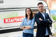 Die Moderatoren Julia Tzschätzsch und Daniel Mauke.