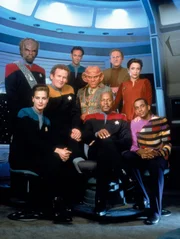 v.l.n.r.: Lt. Commander Worf (Michael Dorn), Chief O'Brien (Colm Meaney), Doktor Julian Subatoi Bashir (Alexander Siddig), Quark (Armin Shimerman), Odo (Rene Auberjonois), Major Kira (Nana Visitor), Lt. Commander Jadzia Dax (Terry Farrell),Captain Sisko (Avery Brooks), Jake Sisko (Cirroc Lofton).