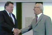Franz Josef Strauß besiegelt mit Handschlag den Abschluss des Milliardenkredits (1983) mit Erich Honecker.