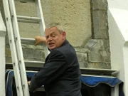 Muss hoch hinaus, um einen alten Mann zu retten: Doc Martin (Martin Clunes) ...