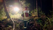 Ein Feuerwehrmann der Berufsfeuerwehr Offenbach im Einsatz.