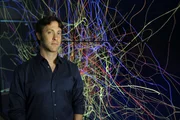 Dr. David Eagleman fuehrt durch die Sendung