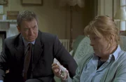 Gegenüber Inspector Barnaby (John Nettles, l.) gesteht die Pfarrersfrau Susan Millard (Anna Calder-Marshall, r.), dasss sie glaubt, einen Fluch auf die Familie Inkpen gebracht zu haben: innerhalb von 24 Stunden hat sie beide Todesopfer aus der Familie aufgefunden.