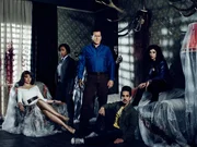 V.l.: Ruby Cross (Lucy Lawless), Amanda Fisher (Jill Marie Jones), Ash Williams (Bruce Campbell), Pablo (Ray Santiago), Kelly (Dana Delorenzo)
