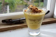 Ein Dessert aus Apfelmus, Streusel und englischer Creme