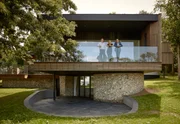 V.l.: Bram Vis, Lisa Vis, Kevin McCloud