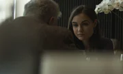 Mit einem Journalisten plaudert Chelsea (Sasha Grey) über die Bedingungen ihres Jobs, allerdings weiß sie auch, was sie verschweigen muss.