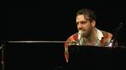 Der verrückte Pianist Chilly Gonzales, der Jazz, Pop und Klassik zu einem Rap macht.