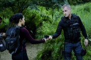 Riley (Tristin Mays, l.) und Jack (George Eads, r.) bereiten sich auf ihren noch unbekannten, aber sehr gefährlichen Gegner vor ...