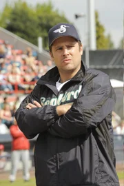 Shawn (James Roday) schmuggelt sich als Trainer in ein Baseball-Team, um unerkannt und unbehelligt seinen Nachforschungen zum Tod des Coaches Grady Barrett betreiben zu können.