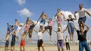 In der marokkanischen Küstenstadt Tanger trainieren Akrobaten am Strand.