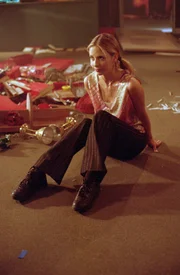 Buffy (Sarah Michelle Gellar) versucht, einen Troll unschädlich zu machen.