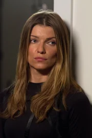 Carrie Hopewell (Ivana Milicevic)