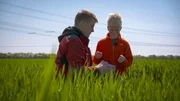 Milchbauer Frank Lenz mit Sohn Karl auf dem Feld in Schinne
(Foto ist für alle Folgen nutzbar)