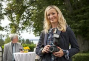 Lokalreporterin Barbara Hansen (Monika Gruber) berichtet über die Vernissage von Nobo Grün.