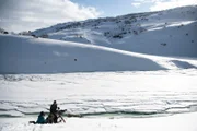 Ein Filmteam sucht im Australischen Bergland nach Kängurus und Wombats.