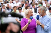 Constanze Angermann und Reinhard Schall kommentieren den Festzug.
