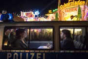 Kira Dorn (Nora Tschirner) und Lessing (Christian Ulmen) auf dem Rummel.