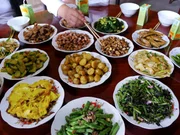 Einfaches Mittagessen in Dai Jianjuns Restaurant in Suichang