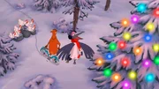 Mama Muh, die Hühner und die Krähe fahren mit dem Rad in den Wald, um der Krähe die Weihnachtsüberraschung zu zeigen: einen geschmückten Baum.