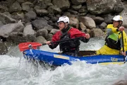 An einer 300 Meter senkrecht abfallenden Felswand übernachten, einen Wildwasserfluss bezwingen oder sich aus einer 25 Meter tiefen Gletscherspalte befreien: für ProSieben MAXX-Reporter Harro Füllgrabe (l.) kein Problem ...