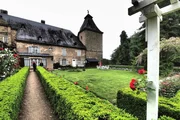 MDR Fernsehen HEUTE AUF TOUR - KLEINE LUXEMBURGER SCHWEIZ, TEIL 2, "Von der Consdorfer Mühle über Müllerthal nach Beaufort", am Sonntag (06.10.13) um 16:05 Uhr.
Das Renaissance-Schloss von Beaufort.