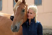 Die Moderatorin, "Tagesschau"-Sprecherin und passionierte Reiterin Judith Rakers traut sich was: Mutig, abenteuerlustig und emotional taucht sie in ihr völlig fremde Pferdewelten ein.
Weitere Fotos erhalten Sie auf Anfrage.