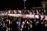Das Jahr 1989 – die Mauer fällt, Berlin wird wieder eins! Vorher feiert West-Berlin die erste Love-Parade und wählt Walter Momper zum neuen Regierenden Bürgermeister. In Ost-Berlin protestieren die Menschen gegen das SED-Regime. Eine Berlin-Chronik der Superlative: 40 Folgen, von 1961, dem Jahr des Mauerbaus, bis zum neuen Jahrtausend 1999, zehn Jahre nach dem Mauerfall. - Die Nacht des Mauerfalls am 9. November 1989. Das Jahr 1989 – die Mauer fällt, Berlin wird wieder eins! Vorher feiert West-Berlin die erste Love-Parade und wählt Walter Momper zum neuen Regierenden Bürgermeister. In Ost-Berlin protestieren die Menschen gegen das SED-Regime. Eine Berlin-Chronik der Superlative: 40 Folgen, von 1961, dem Jahr des Mauerbaus, bis zum neuen Jahrtausend 1999, zehn Jahre nach dem Mauerfall. - Die Nacht des Mauerfalls am 9. November 1989.
