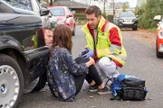 Mehrere Autos sind aufeinander geprallt. Am Unfallort kümmert sich Alex Rode (Jan Hartmann) sofort um die Verletzten.