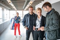 Dombrowski (Eric Stehfest, M.), Julia Durant (Sandra Borgmann, 2.v.r.) und Markus Schulz (Guido Broscheit, r.) entdecken wichtige Hinweise. Können sie den Täter der bestialischen Mädchenmorde fassen? Dombrowski (Eric Stehfest, M.), Julia Durant (Sandra Borgmann, 2.v.r.) und Markus Schulz (Guido Broscheit, r.) entdecken wichtige Hinweise. Können sie den Täter der bestialischen Mädchenmorde fassen?