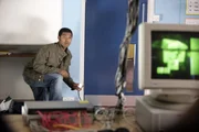Bittet "Den Doktor" und Rose um Hilfe, da er vermutet dass die Deffry Vale Highschool von Außerirdischen befallen wurde: Mickey (Noel Clarke) ...