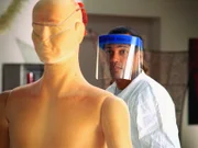 Gerichtsmediziner Dr. Hawkes (Hill Harper) versucht den Hammer-Mord mit einem Dummy zu rekonstruieren.