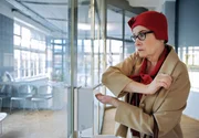 Marlene Jaschke (Jutta Wübbe) desinfiziert sich die Hände an einem Spender im Wartezimmer.