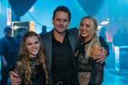 L-R: Maisy Stella as Daphne Conrad, Charles Esten as Deacon Claybourne and Lennon Stella as Maddie Conrad.