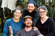 Die Lehrer Viki (l.), Timo (M.), Ulla und Koch Lars (o.)