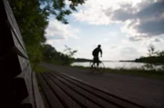 Die Polizei vermutet, dass der Mörder an den Radwegen der Stadt herumstreift - und dort schon auf der Suche nach einem neuen Opfers ist.