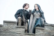 Sansa Stark (Sophie Turner), Theon Greyjoy (Alfie Allen)