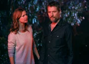 Revenge
Kontakt - Contact
Staffel 4, Episode 8
Sekunden zwischen Leben und Tod:
Emily VanCamp als Emily Thorne, James Tupper als David Clarke