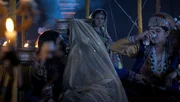 Bild: Benazir (Meghna Naidu, 2.v.li)
Jalaluddin Mohammad Akbar/Akbar (Rajat Tokas, li)
Mirza Muhammad Hakim (Pranav Misshra, re)
Background: Jodha Bai (Paridhi Sharma)