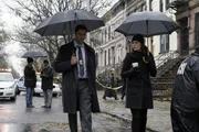 Detective Hanson (Donnie Keshawarz, l.) ist überrascht von der Verbindung des Mordopfers zu Jo (Alana De La Garza, r.) ...