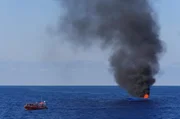Brennendes Flüchtlingsboot