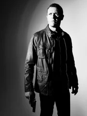 Als der in einer Lebenskrise steckende Arzt Dr. John Ellison (Jason O'Mara) ein Kind rettet, dem Gangster nach dem Leben trachten, und dabei einen der Verbrecher ins Jenseits befördert, führt dies zu unerwarteten Komplikationen in seinem persönlichen und beruflichen Leben ...
