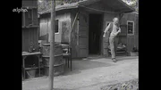 1955: Familie Schölermann im Schrebergarten - der Nachbar kommt aus seiner Gartenlaube, er hat die Jungs beim Äpfelstehlen gesehen.