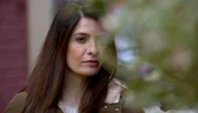 Linda Zervakis beobachtet das Experiment aus ihrem Versteck heraus.