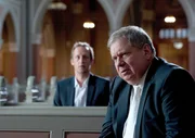 Staatsanwalt Bernd Reuther (Rainer Hunold, r.) mit dem Verdächtigen Oliver Buchholz (Stephan Kampwith, l.) in der Kirche.